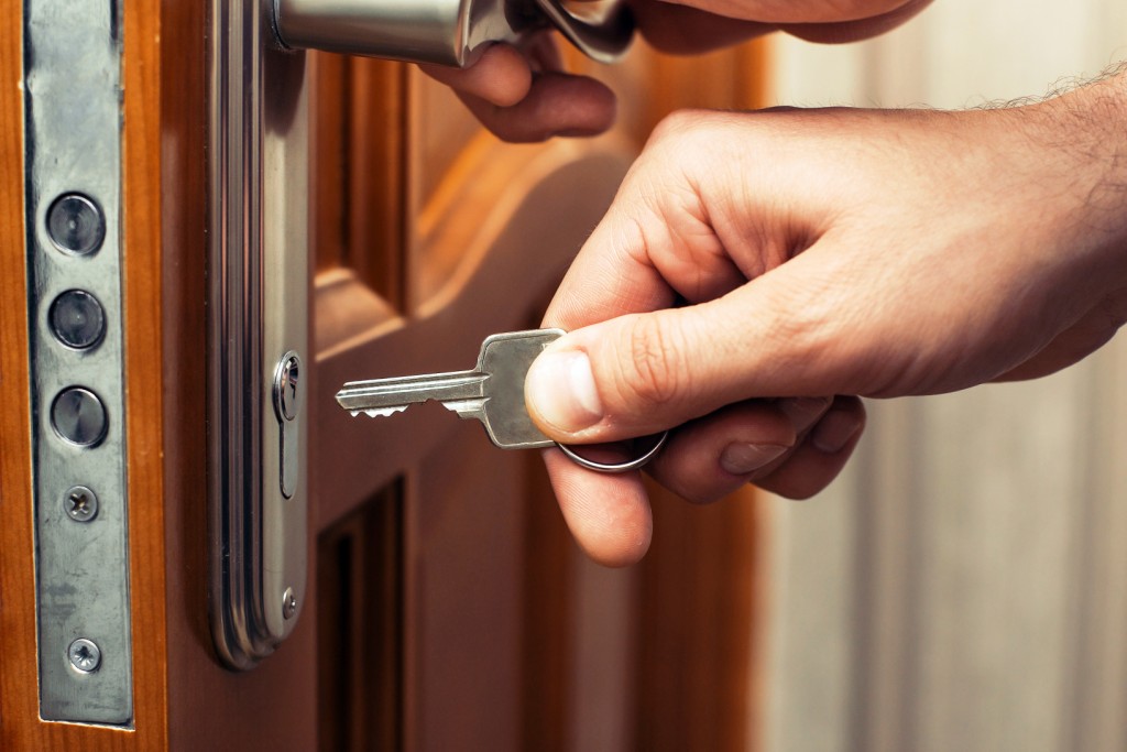 Что делать, если вы потеряли ключи: шаги к безопасному открытию двери