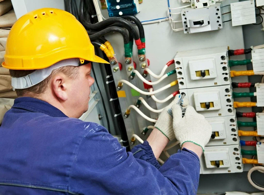 Электромонтажные работы: безопасность и обслуживание электроприборов