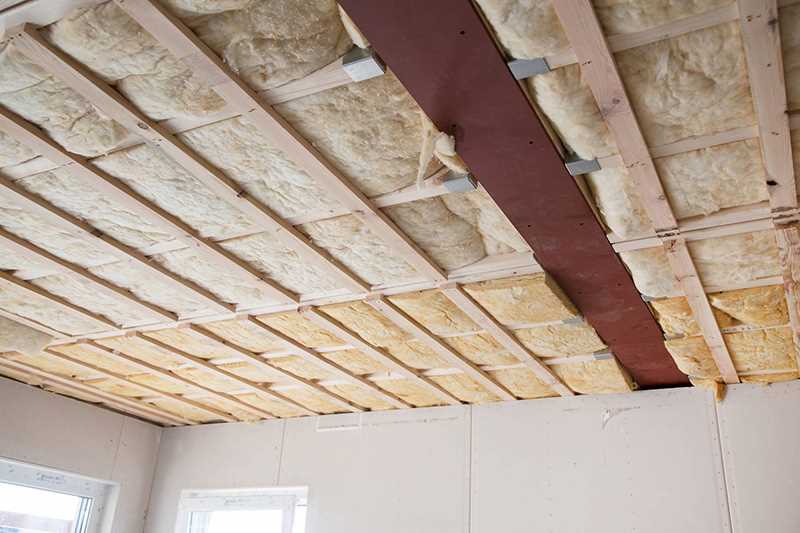 Как правильно утеплить потолок в загородном доме: экспертные советы.