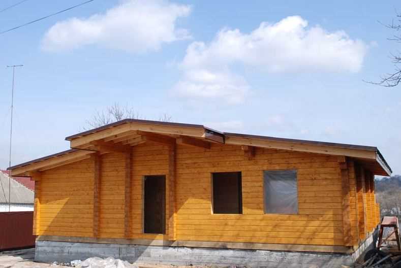 Переваги використання клеєного brus в будівництві заміського будинку.