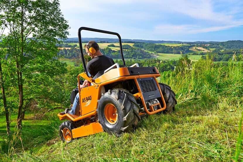 Садовый трактор: универсальное средство для облегчения работы на участке