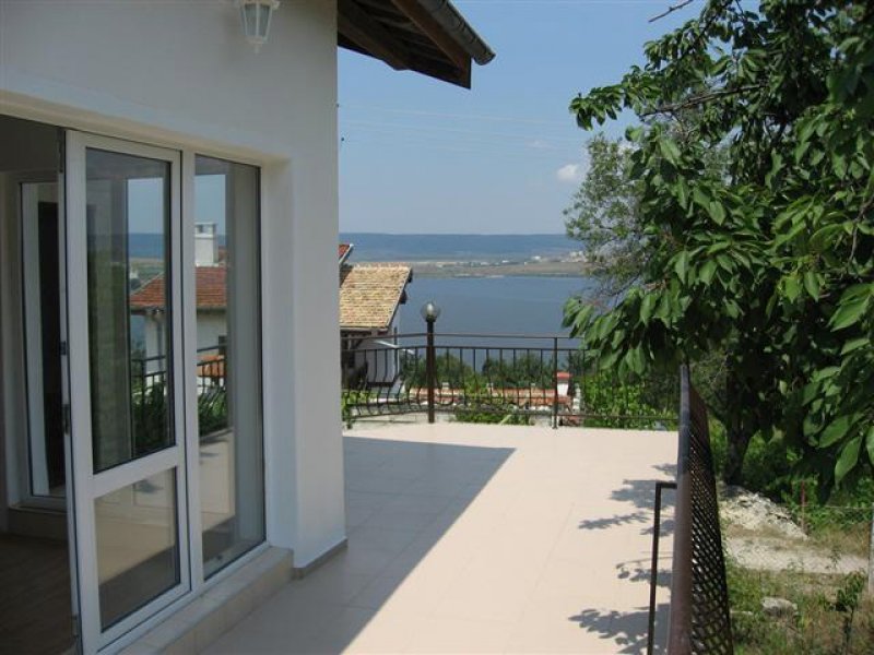 Купить дом в Болгарии на берегу озера